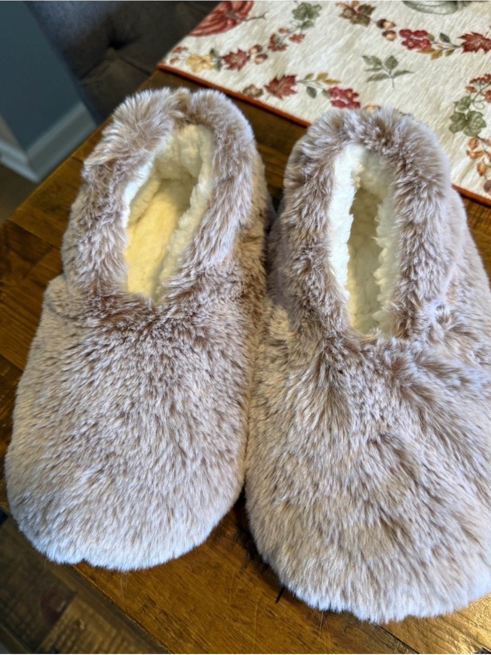 Women's Gray Faux Fur Slip-On Slippers Size 5-7 Round Toe Fur Trim Winter